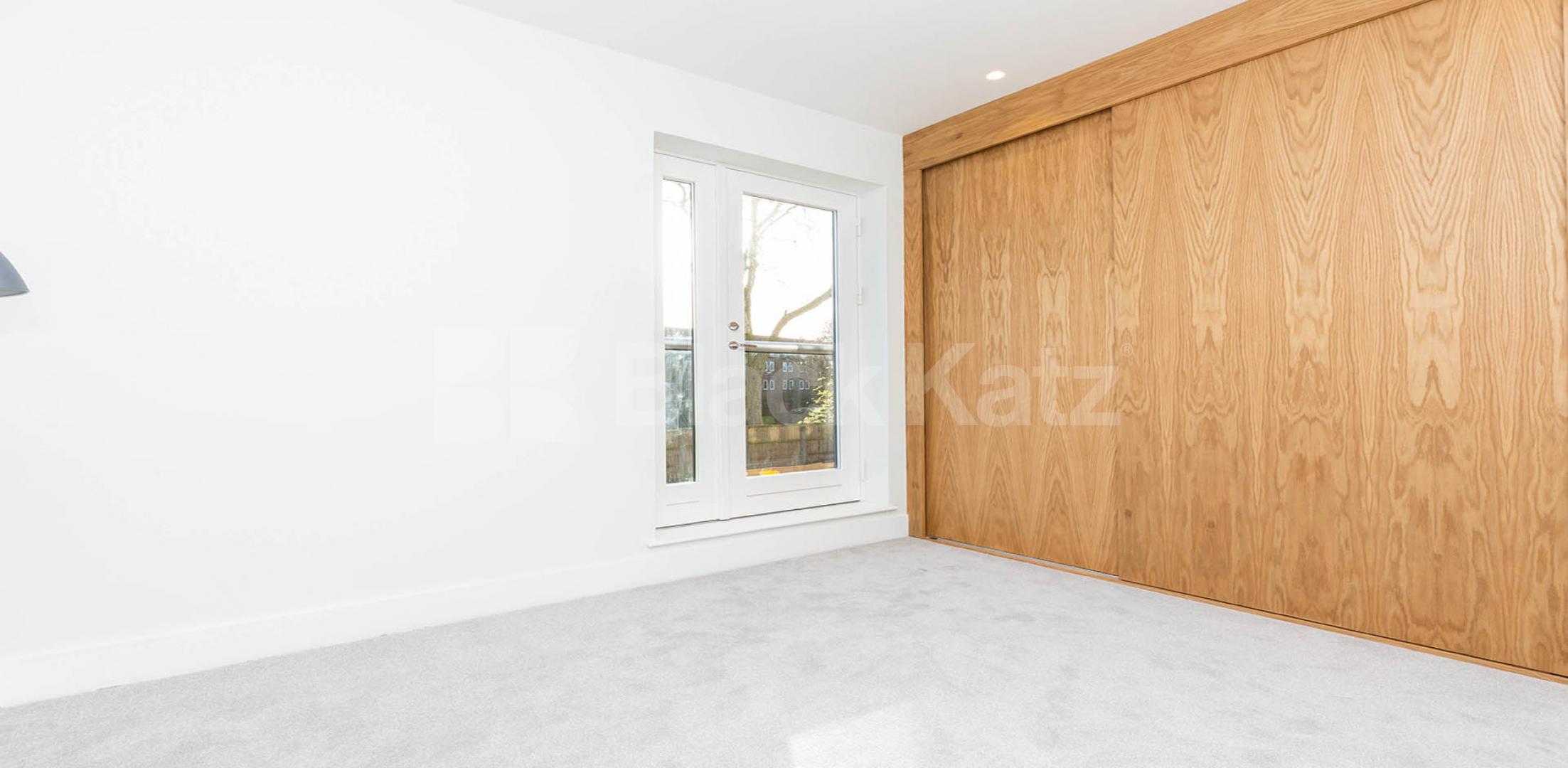 			STUNNING 2 BED 2 BATH!, 2 Bedroom, 2 bath, 1 reception Flat			 Hilldrop Road, TUFNELL PARK 